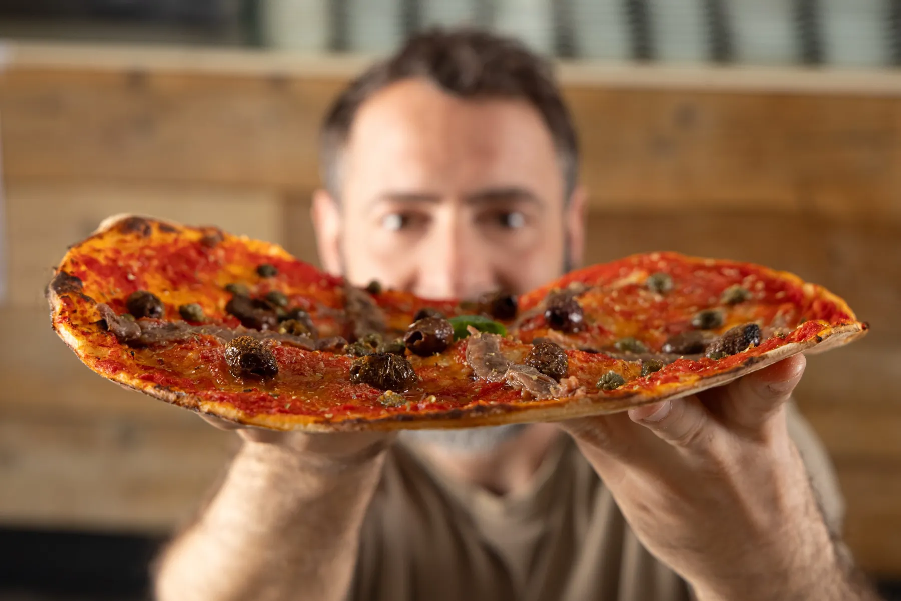 Alberto Banchini mostra una pizza marinara delicata con impasto low carbs