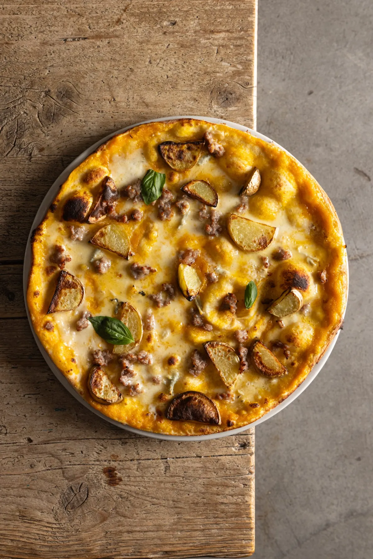 Pizza bianca con patate, salsiccia e basilico - Cittadella Parma