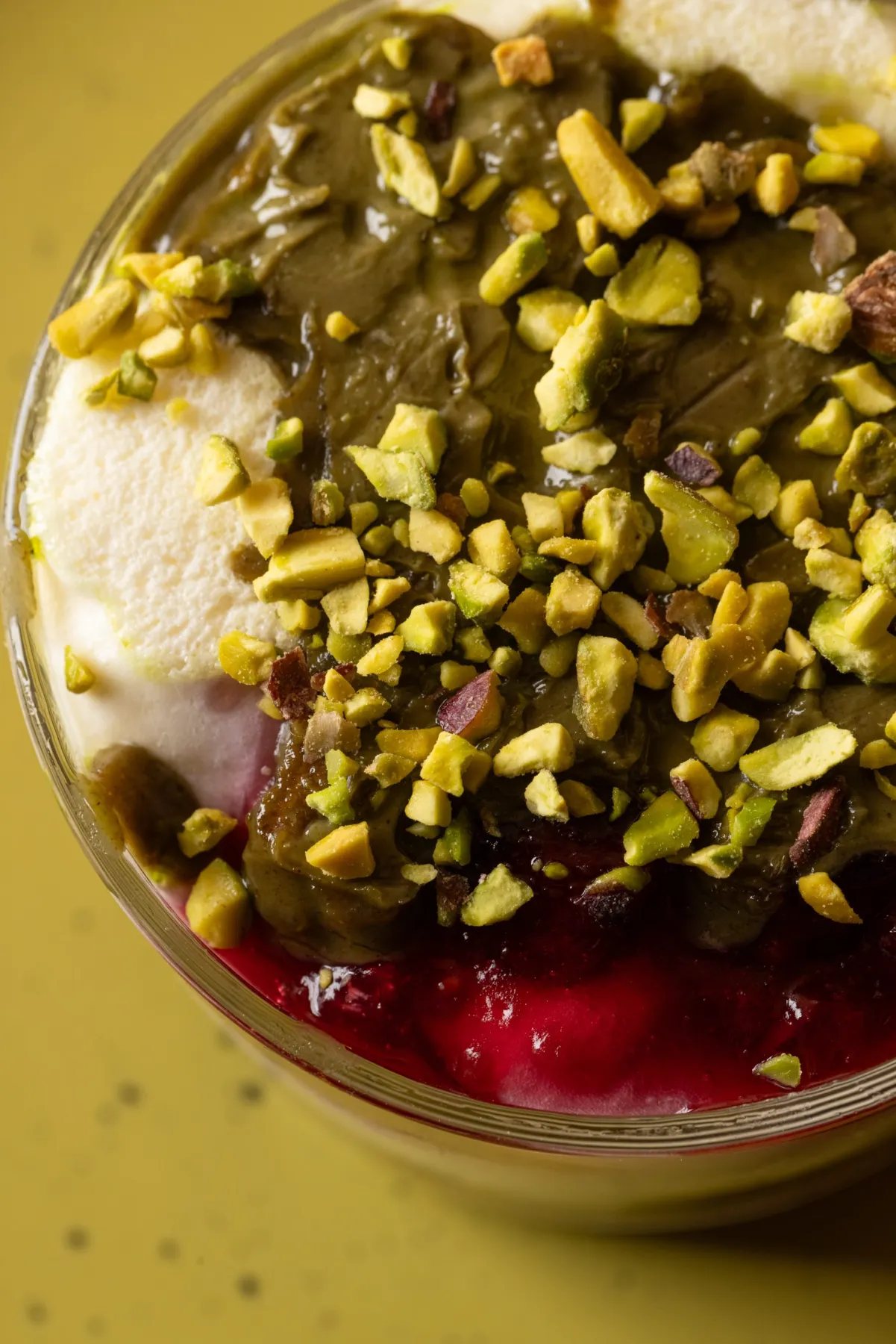 Dolce al bicchiere con gelato, pistacchio e frutti di bosco - Cittadella Parma