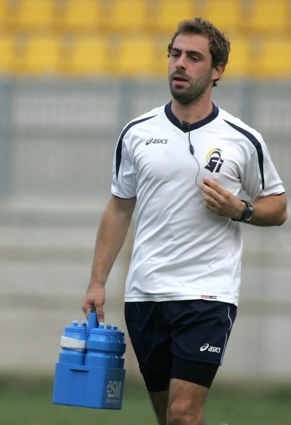 Alberto Banchini in campo come preparatore atletico dei Crociati Rugby Parma, con la cassetta delle borracce in mano
