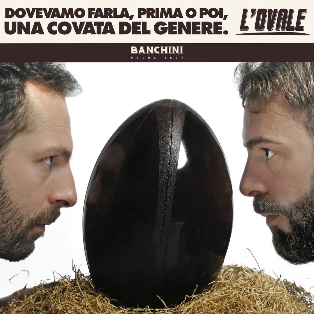 Alberto e Giacomo Banchini di profilo con L'Ovale, l'uovo di Pasqua di cioccolato a forma di palla da rugby