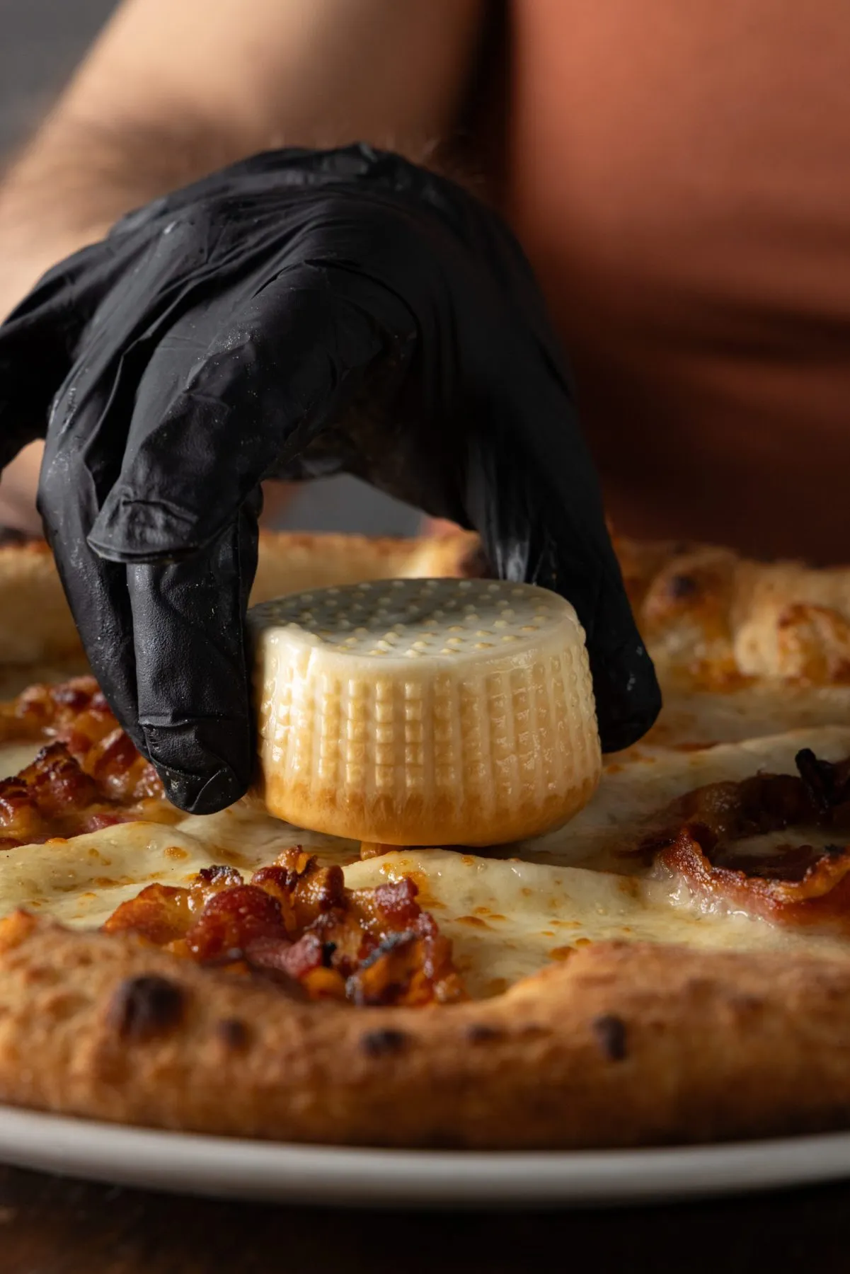 Pizza con crema di parmigiano scavato al tavolo - Cittadella Parma